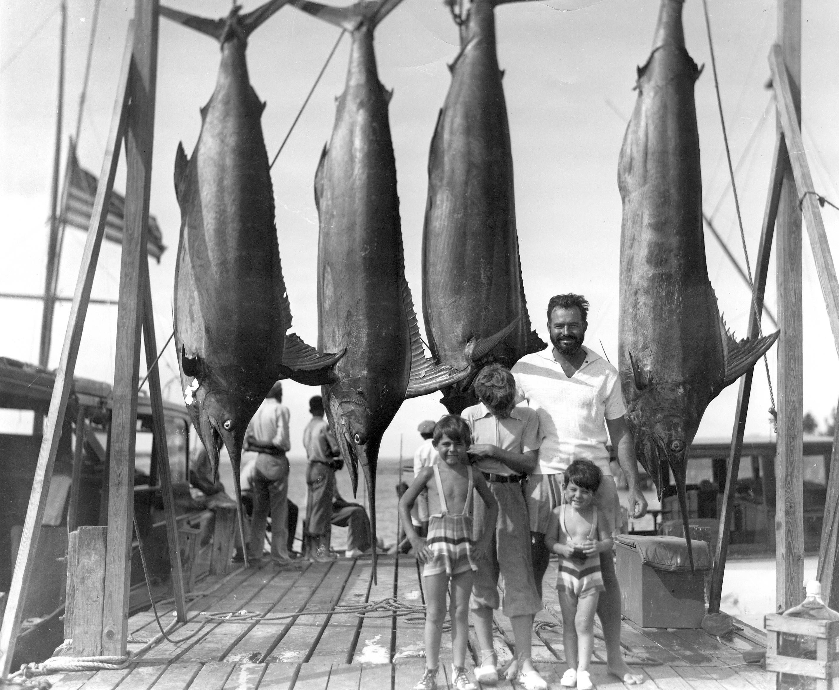 Эрнест Хемингуэй «Старик и море. Зеленые холмы Африки (сборник)» — отзыв  «Вот чертов романтик!» от Helen Gautier