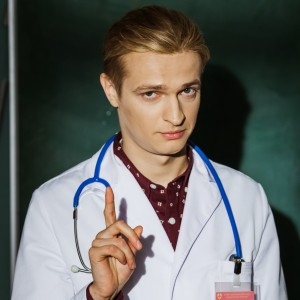 Илья Шакунов. Путь к славе, служебный роман и его супруга-актриса. Как складывае