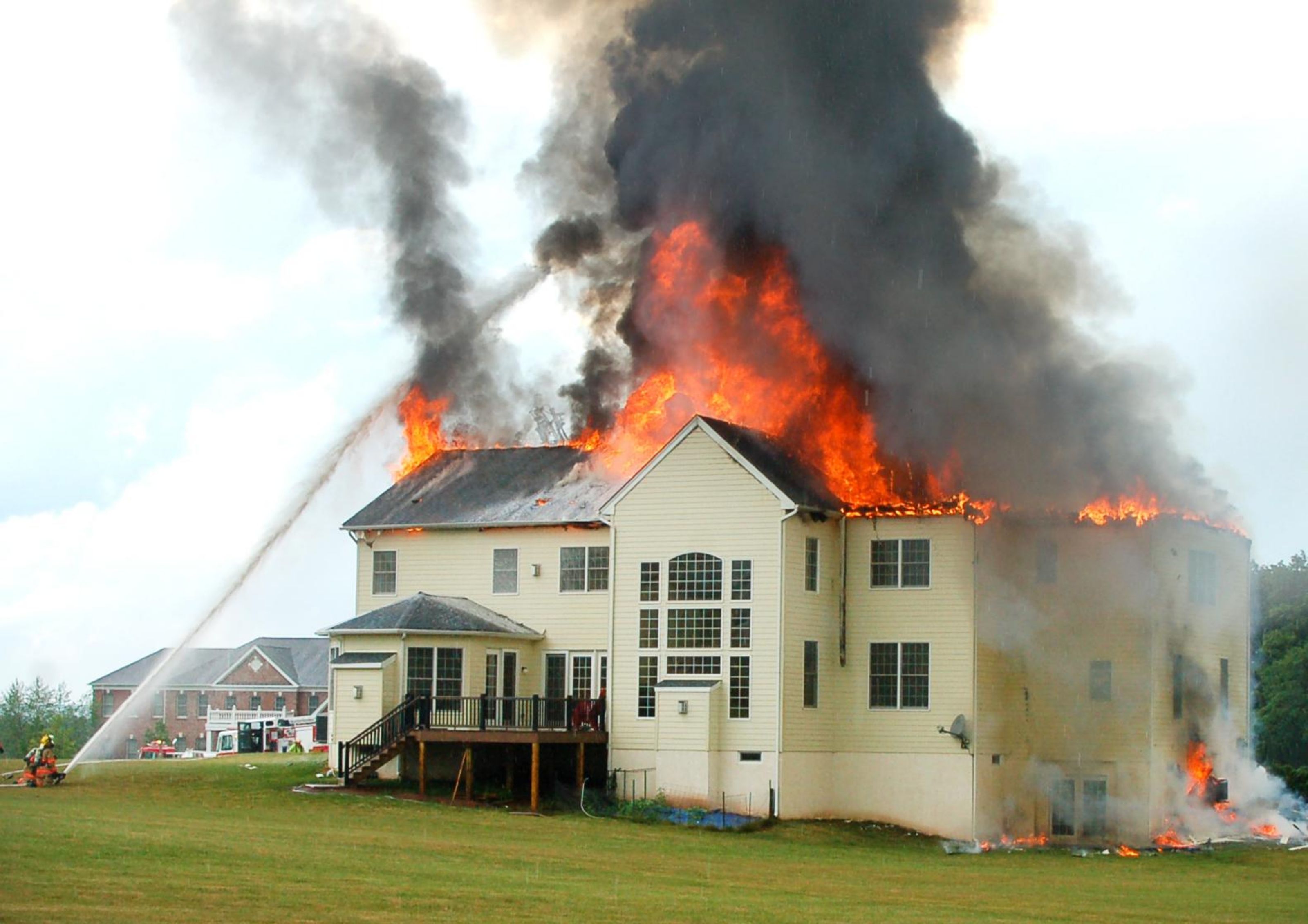Оценка ущерба после пожара. Горящий дом. Пожар в доме. Дом горит. Пожар в коттедже.