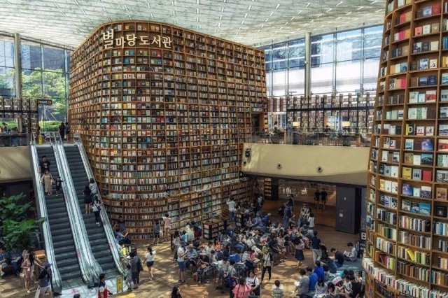 Сегодня в качестве иллюстраций - необычные современные библиотеки со всего мира. Вот это, например, крупнейший подземный торговый центр Азии COEX Mall, в котором еще можно и книжку почитать
