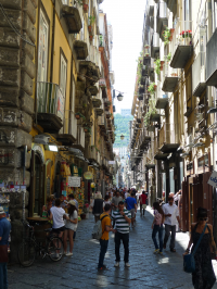 Улица Спакканаполи в историческом центре Неаполя. (Томас Кервен/ Los Angeles Times)