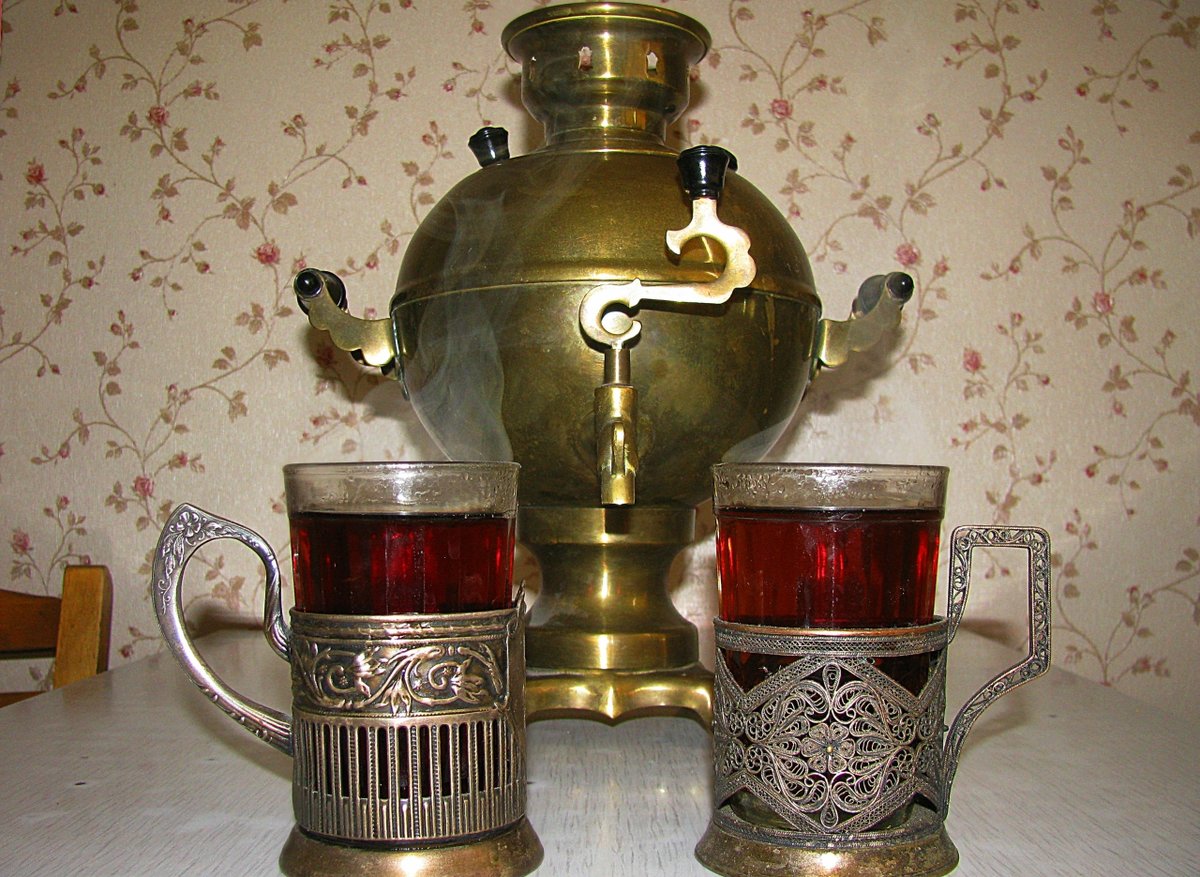 Самовар стакан. Чай из самовара. Самовар с кружкой. Самовар с кружками. Традиционный русский самовар.